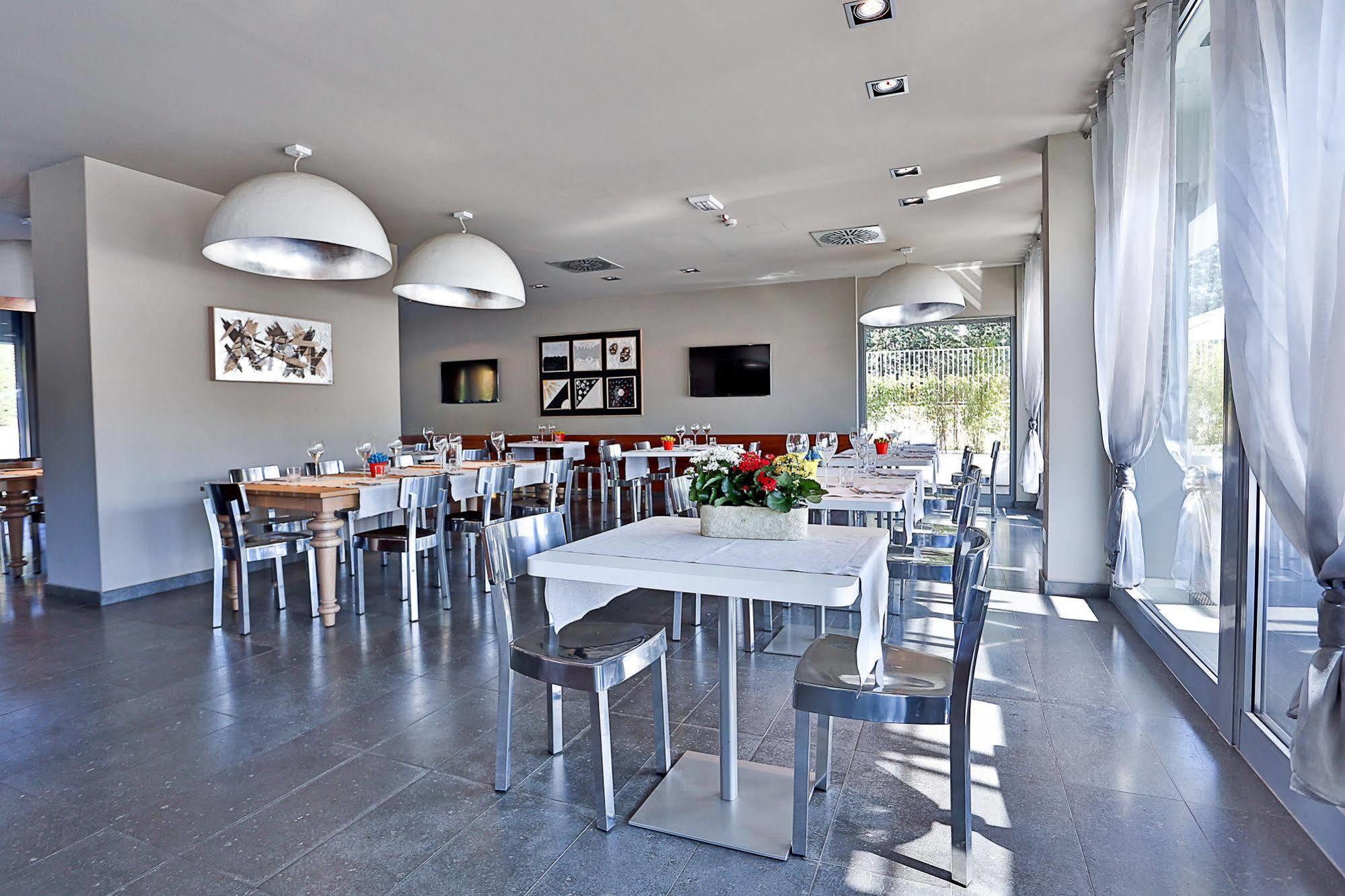 One & Restaurant 4*