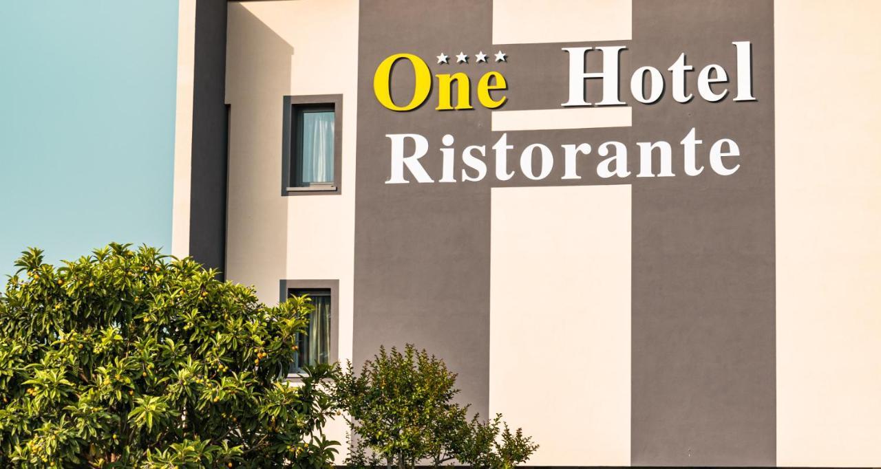 One & Restaurant 4*